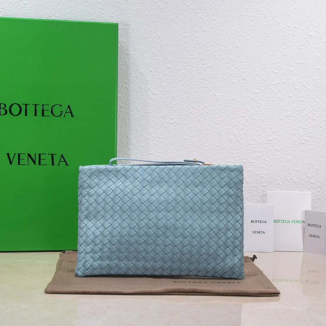 Bv 2022 new woven sheepskin handbag with woven fabric lining. This handbag continues the previous iconic weaving process. The leather is fine and genuine and feels very soft, and the overall shape is excellent. There are multiple card slots inside to store artifacts in an orderly manner. It looks casual, but it is the finishing touch to your whole body. Best choice for gifts or personal use. Size: 30cm, model: 80-2#